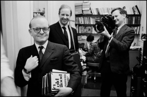USA. New York City. 1965. Truman CAPOTE with filmmakers David (left) and Albert MAYSLES in the offices of Random House Publishing. Contact email: New York : photography@magnumphotos.com Paris : magnum@magnumphotos.fr London : magnum@magnumphotos.co.uk Tokyo : tokyo@magnumphotos.co.jp Contact phones: New York : +1 212 929 6000 Paris: + 33 1 53 42 50 00 London: + 44 20 7490 1771 Tokyo: + 81 3 3219 0771 Image URL: http://www.magnumphotos.com/Archive/C.aspx?VP3=ViewBox_VPage&IID=2K7O3RKHDNP6&CT=Image&IT=ZoomImage01_VForm